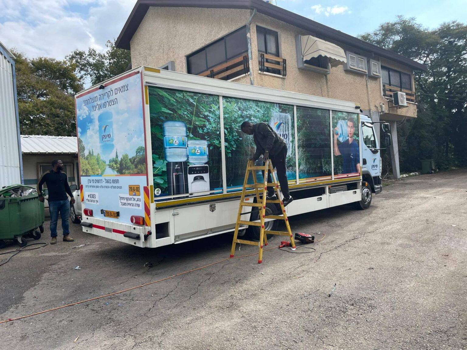 מדבקות לפוד טראס ועיטוף לאוטובוסים (27)